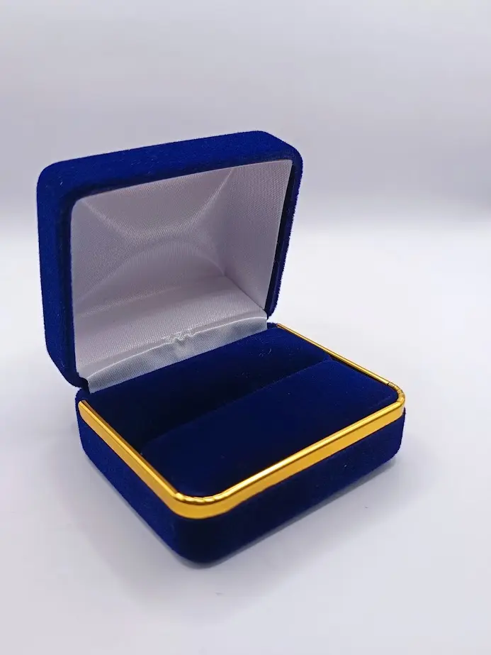 ESTUCHE MARINA ARGOLLA AZUL TERCIOPELO BORDE METAL DORADO 60X50X30MM