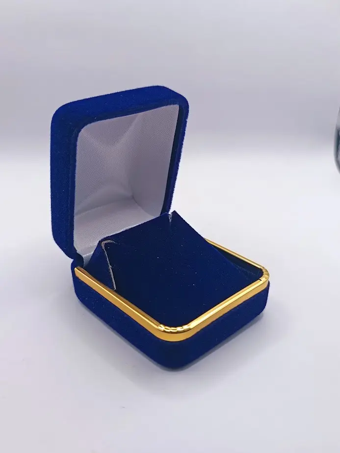 ESTUCHE MARINA ARO AZUL TERCIOPELO BORDE METAL DORADO