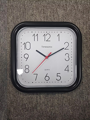 RELOJ TIMESONIC MURAL CUADRADO 903 DIAL NEGRO ESFERA BLANCA